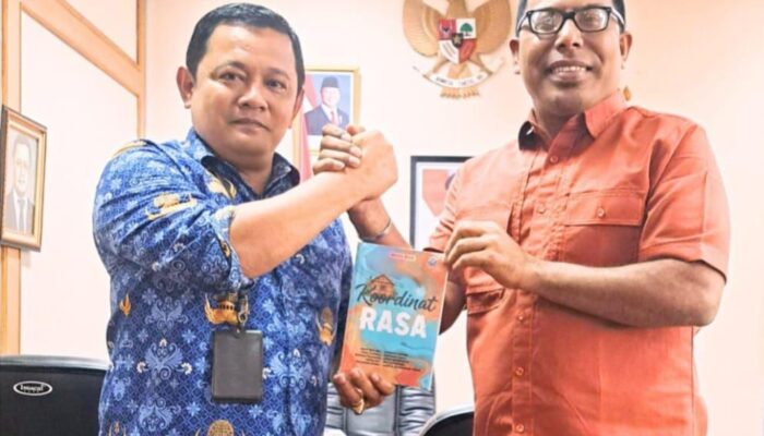 Founder K-Apel Serahkan Buku Antologi Koordinat Rasa kepada Kepala Deputi Bidang Tata Kelola Kearsipan Nasional di ANRI