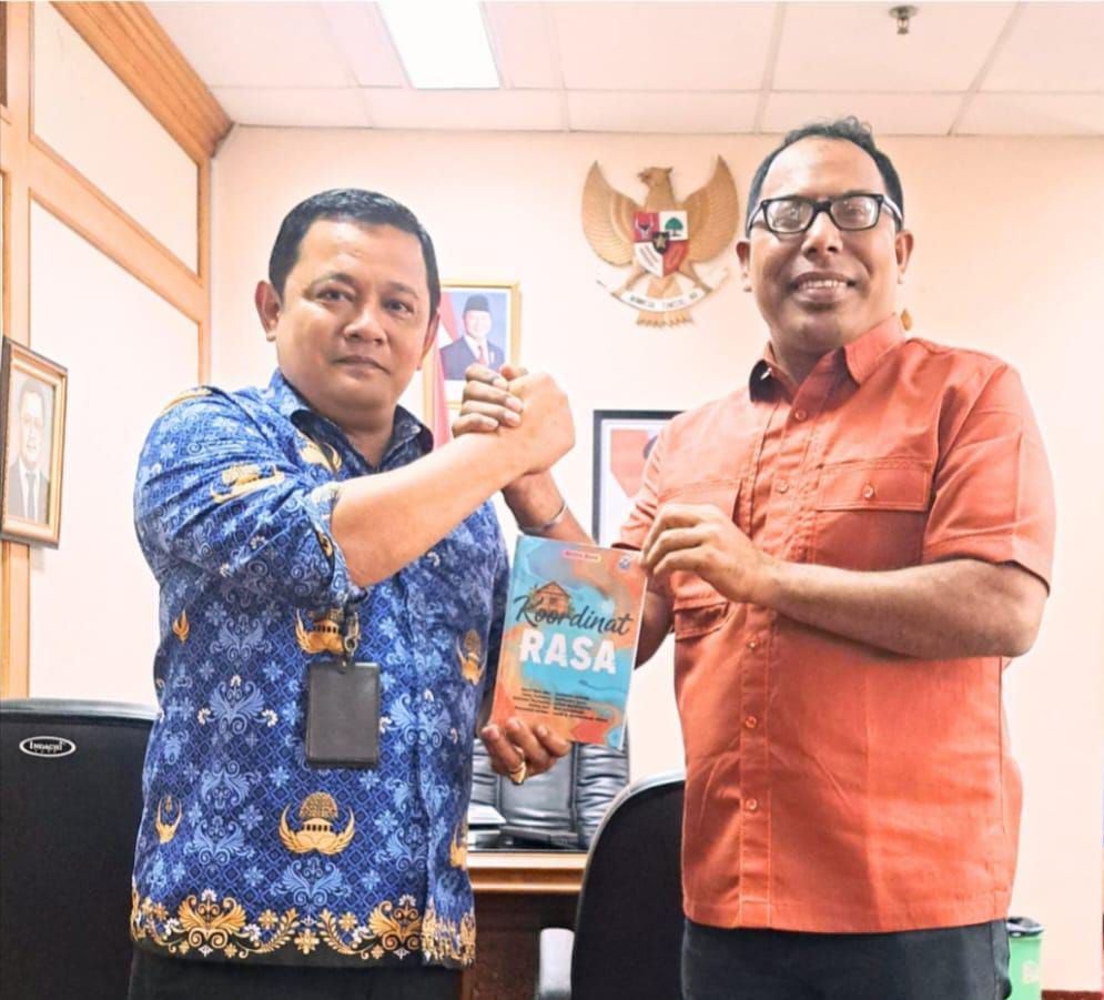 Founder K-apel Serahkan Buku Antologi Koordinat Rasa kepada Kepala Deputi Bidang Tata Kelola Kearsipan Nasional di ANRI