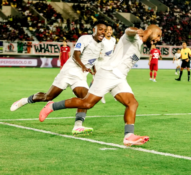 Comeback Dramatis, PSM Benamkan Persis ke Dasar Klasemen dalam laga yang berlangsung di Stadion Manahan Solo