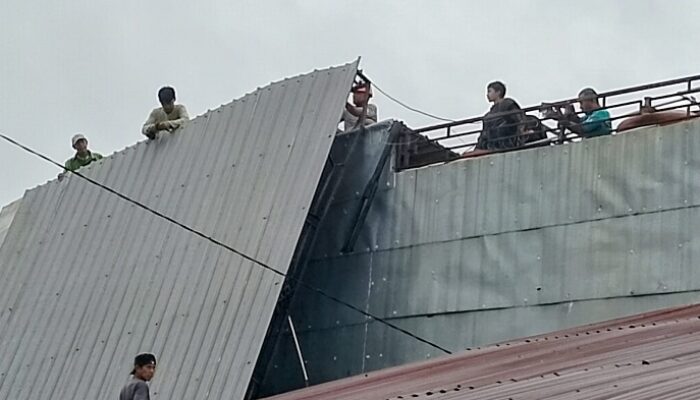 Angin Kencang Terbangkan Atap Rumah Warga Jl Rappokalling