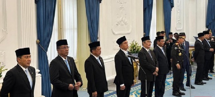 Mantan Ketua Mahkamah Konstitusi (MK) Jimly Asshiddiqie Ketua Komisi Reformasi Polri yang berisi 10 orang tokoh