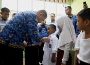 135 Murid SD Kembali Terima Pakaian Seragam, Tas dan Tambler