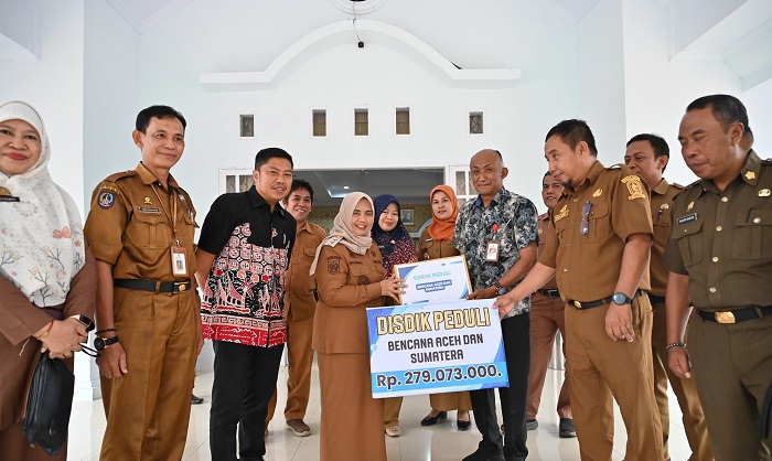Disdik Sinjai salurkan bantuan Rp279 juta untuk korban bencana Aceh dan Sumatera, Selasa, 23 Desember 2025.