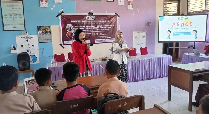 Himpunan Mahasiswa Program Studi Fisioterapi, Himafisio Unhas bakti sosial di SDN 84 Mangarabombang, Sinjai Timur, Jumat (12/12/2025).