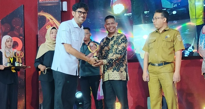 Bupati Sinjai dapat Anugerah KPID 2025 sebagai Kepala Daerah Peduli LPPL (Lembaga Penyiaran Publik Lokal).