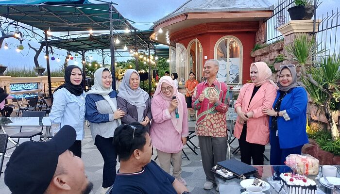 Berbagi Bahagia Di Cafe Langit