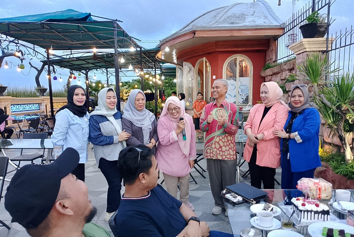 Menjelang senja, Senin, 22 Desember 2025, udara sejuk menyapa lembut di Cafe Langit, lantai lima Rumah Makan Ulu Juku, Makassar