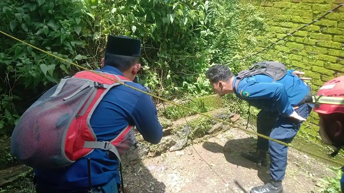 Tim Rescue Pemadam Kebakaran atau Damkar Maros evakuasi dua ular berbisa yang masuk area pemukiman warga di Tanralili
