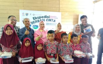 Senyum semringah tujuh perempuan menyambut rombongan Ekspedisi Berbagi Cinta Komunitas Anak Pelangi, Kamis, 18 Desember 2025 di sekolah papan