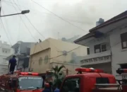 Api lalap 5 rumah di Jl Somba Opu, kawasan pertokoan emas, Makassar, Selasa (13/1/2026) siang
