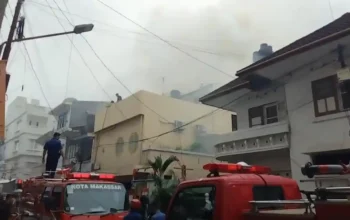 Api lalap 5 rumah di Jl Somba Opu, kawasan pertokoan emas, Makassar, Selasa (13/1/2026) siang