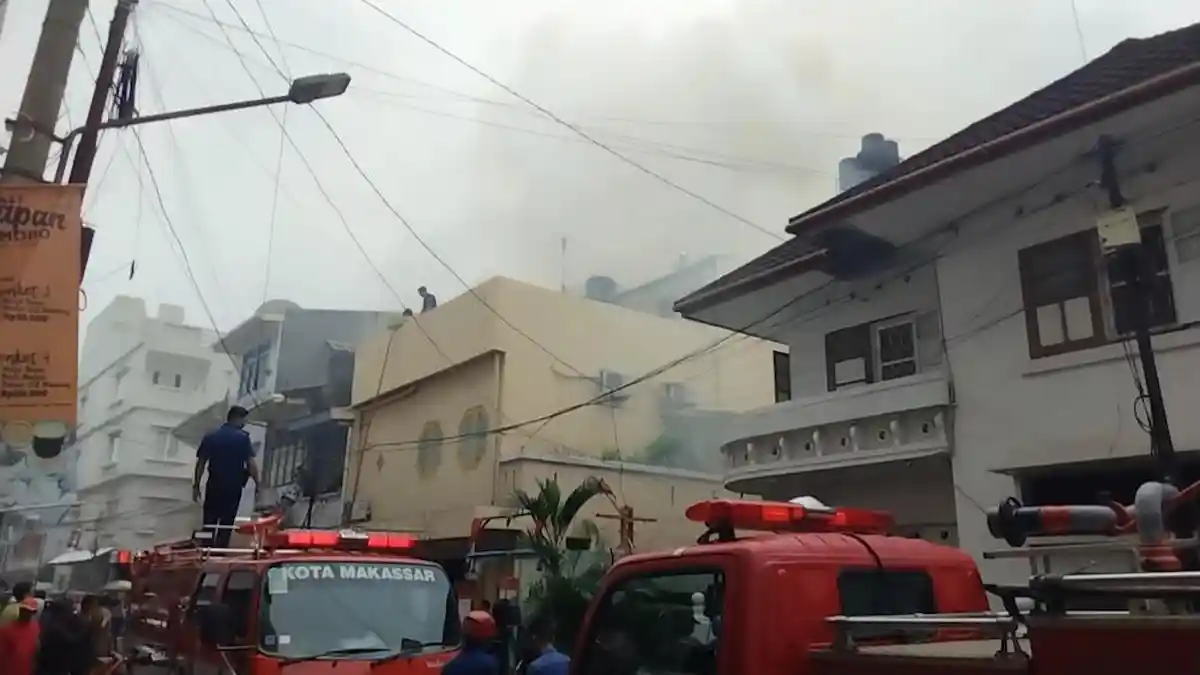 Api lalap 5 rumah di Jl Somba Opu, kawasan pertokoan emas, Makassar, Selasa (13/1/2026) siang
