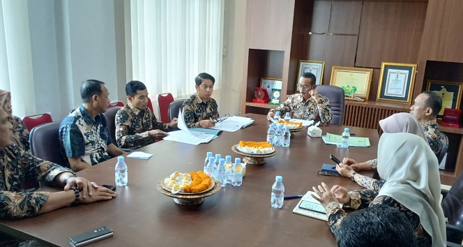 Sekretaris Daerah, Sekda Sinjai pimpin rapat permintaan rekomendasi gerai toko modern di wilayah tersebut, Kamis (8/1/2026)