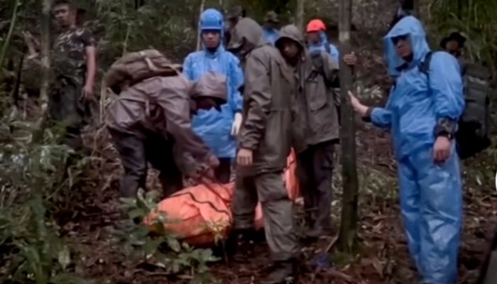 Terkendala Cuaca dan Medan, Tim SAR Masih Berusaha Evakuasi Jenazah Pramugari Pesawat ATR