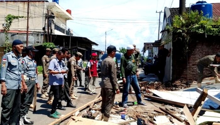Pemkot Makassar Bongkar Lapak PKL di Asrama Haji