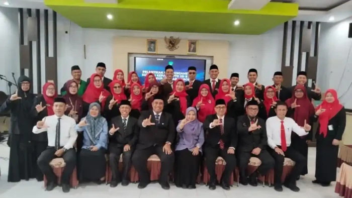 Bupati Maros lantik 25 kepala sekolah di Aula SMPN 2 Maros, Jumat, 30 Januari 2026 sebagai tindak lanjut regulasi terbaru kemeterian