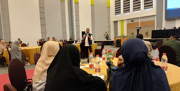 Pegawai bersama keluarga Balai Besar Guru dan Tenaga Kependidikan Sulawesi Suasana memadati Ballroom Maxone Hotel Makassar, Rabu (30/12/2025)