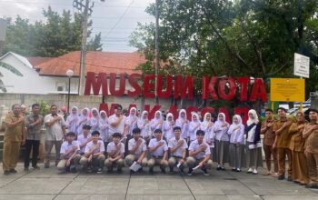 Murid SMA Islam Athirah 1 Makassar pelajari budaya kearifan lokal di Museum Kota Makassar, Senin, 19 Januari 2026