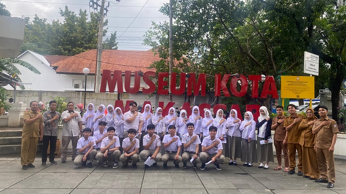 Murid SMA Islam Athirah 1 Makassar pelajari budaya kearifan lokal di Museum Kota Makassar, Senin, 19 Januari 2026