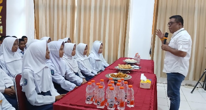 Puluhan murid SMPN 17 Sinjai Outing Class di KPU (Komisi Pemilihan Umum) Kabupaten Sinjai, Kamis, 22 Januari 2026