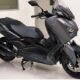 Yamaha rilis warna baru Xmax serta perbaruan minor khusus untuk varian Connected, Metallic Blue dan Ceramic Grey