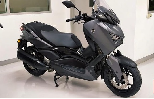 Yamaha rilis warna baru Xmax serta perbaruan minor khusus untuk varian Connected, Metallic Blue dan Ceramic Grey
