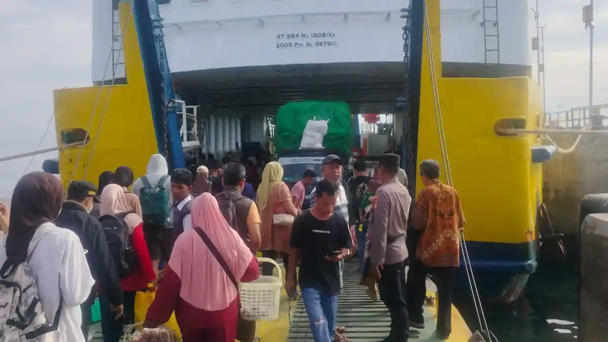 Pelayaran kapal penumpang feri dari Pamatata – Bira tertunda, Sabtu (10/1/2026), karena cuaca buruk. Tinggi gelombang mencapai 3 meter