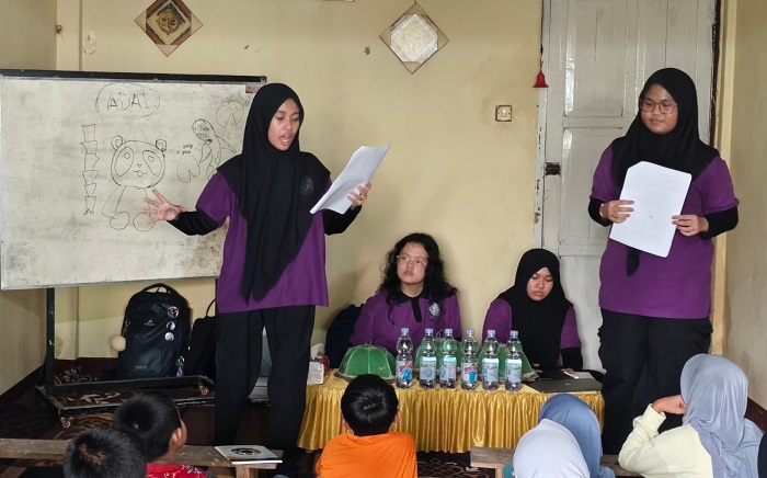 SMP Metro School Makassar PKL di Komunitas Anak Pelangi, Lorong Daeng Jakking, Parang Tambung, Kecamatan Tamalate, Jumat (30/1/2026)