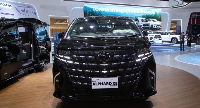 Toyota siapkan Alphard murah varian XE versi bensin maupun hybrid sebagai varian termurah di keluarga MPV premium tersebut.