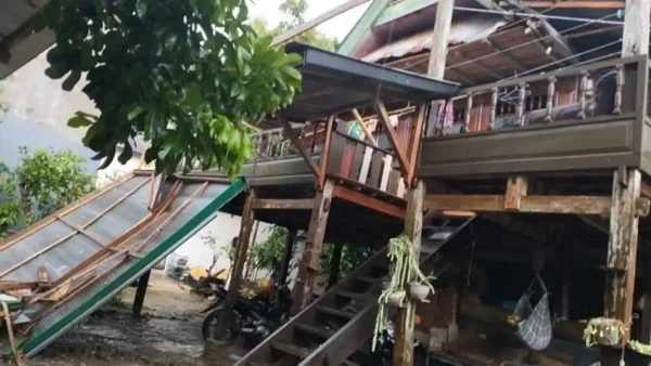 Angin puting beliung rusak rumah warga Bulukumba, Selasa (3/2/2026) siang. Insiden terjadi di Desa Benteng Gattareng