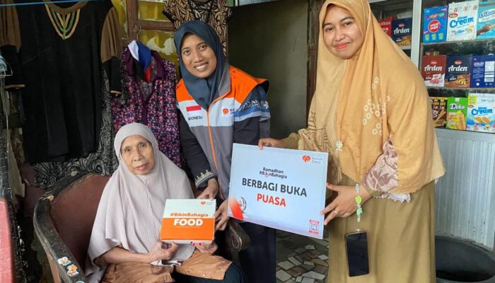 Rumah Zakat Salurkan 400 Paket Berbagi Buka Puasa untuk Lansia dan Warga di Rappocini dan Manggala