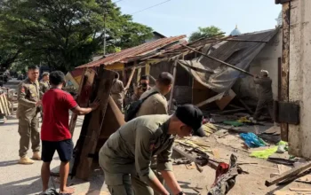 Sejumlah petugas Satpol PP Makassar tertibkan PKL di Jl Sarappo dan Jl Tentara Pelajar, Senin, 17 Februari 2026.