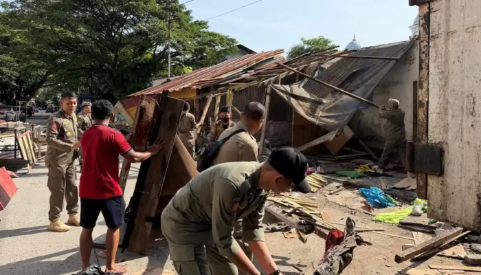 Satpol PP Makassar Tertibkan PKL Di Jl Sarappo