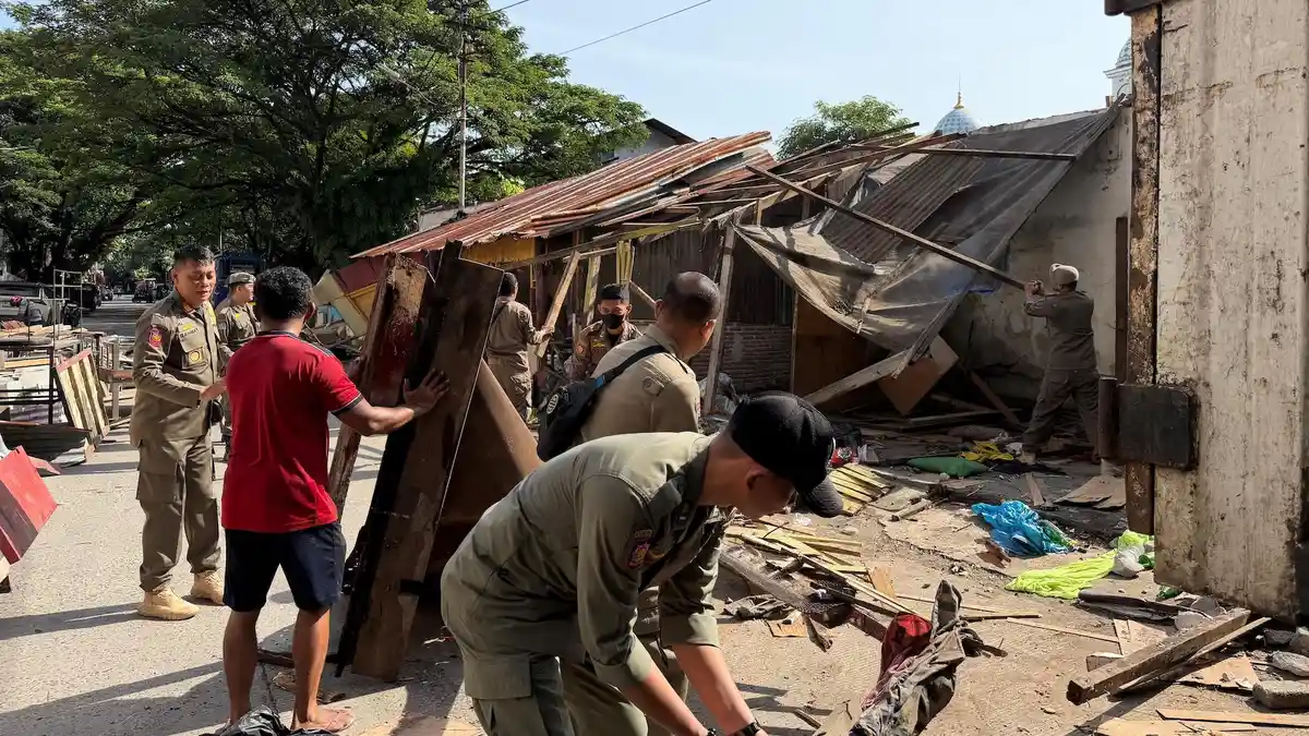 Sejumlah petugas Satpol PP Makassar tertibkan PKL di Jl Sarappo dan Jl Tentara Pelajar, Senin, 17 Februari 2026.