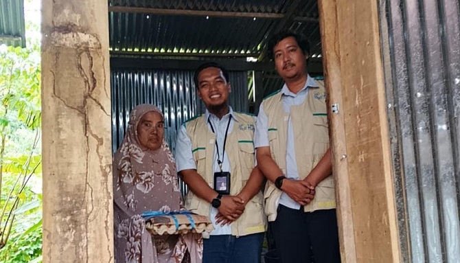 PLN Sinjai bantu penyambungan listrik gratis seorang warga Kelurahan Biringere, Sinjai Utara, yang tergusur akibat pertikaian keluarga