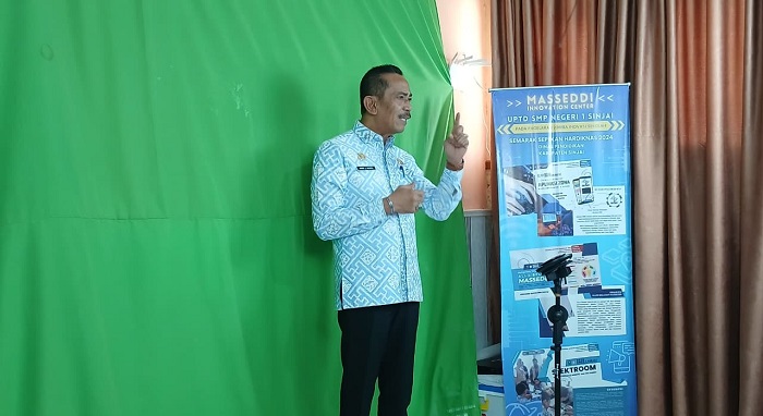 Sekda Sinjai Ceramah Inspiratif Di Pusjar SKMP LAN RI MAKASSARCHANNEL, MAKASSAR - Sekda Sinjai sampaikan Ceramah Inspiratif di Pusjar SKMP LAN RI Makassar, Kamis (26/2/2026), melalui zoom meeting. Di momen itu Sekda Sinjai Andi Jefrianto Asapa menyampaikan ceramah bertajuk “Profesionalisme ASN”, di hadapan peserta Latihan Dasar (Latsar) ASN Angkatan XXIII calon ASN Kabupaten Tana Toraja. Dalam pemaparannya dari Studio Pembelajaran SMPN 1 Sinjai, Andi Jefrianto enyampaikan materi komprehensif mengenai landasan hukum ASN, filosofi ASN, serta makna dan unsur-unsur profesionalisme yang harus dimiliki setiap abdi negara. Ia juga menekankan pentingnya komitmen, integritas, dan tanggung jawab dalam menjalankan tugas pemerintahan dan pelayanan publik. Berbagi Pengalaman “ASN bukan sekadar profesi, tetapi sebuah panggilan pengabdian kepada masyarakat, bangsa, dan negara. Tugas ini harus dijalankan dengan penuh kejujuran, tanggung jawab, dan dedikasi,” tegasnya. Pada kesempatan tersebut, Sekda turut berbagi pengalaman panjangnya selama 39 tahun mengabdi sebagai ASN di Kabupaten Sinjai. Pengalaman tersebut menjadi bagian penting dari ceramahnya, memberikan perspektif nyata tentang dinamika birokrasi, tantangan pelayanan publik, hingga nilai-nilai yang perlu dijaga oleh setiap ASN. Ia juga menitipkan pesan moral kepada para peserta Latsar agar selalu memaknai pekerjaan sebagai amanah, bukan beban. Pekerjaan Bukan Beban “Jangan pernah menjadikan pekerjaan sebagai beban, tetapi sebagai amanah dan kewajiban yang harus dijalankan dengan sebaik-baiknya,” pesan Andi Jefri. Kegiatan berlangsung interaktif dengan antusiasme tinggi dari para peserta. Diskusi aktif terlihat dari berbagai pertanyaan dan tanggapan yang diajukan, mencerminkan semangat peserta dalam memahami peran strategis ASN di era modern. Melalui pelaksanaan Latsar CPNS ini, seluruh peserta diharapkan mampu menginternalisasi nilai-nilai dasar ASN, serta siap menjalankan tugas sebagai abdi negara dan pelayan masyarakat secara profesional, akuntabel, dan berorientasi pada pelayanan publik. (ran)