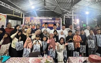 Hujan deras mengguyur Kota Makassar disertai angin kencang tidak menyurutkan semangat para penulis buku Arsitektur Jiwa untuk meluncurkan karya mereka dengan cara yang berbeda