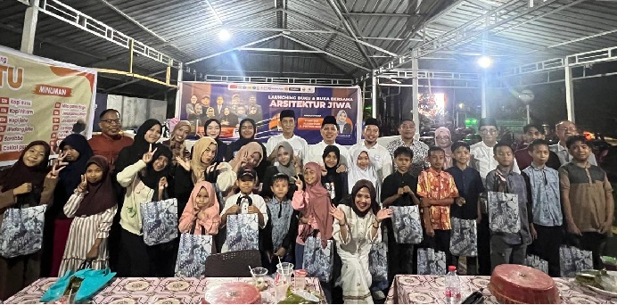 Hujan deras mengguyur Kota Makassar disertai angin kencang tidak menyurutkan semangat para penulis buku Arsitektur Jiwa untuk meluncurkan karya mereka dengan cara yang berbeda