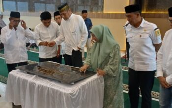 Bupati Sinjai apreasiasi warga Kelurahan Sangiasseri atas kekeompakan mereka menyelesaikan pembangunan Masjid Nurul Hasanah Bikeru I.