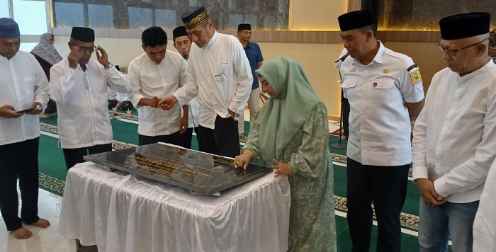 Bupati Sinjai apreasiasi warga Kelurahan Sangiasseri atas kekeompakan mereka menyelesaikan pembangunan Masjid Nurul Hasanah Bikeru I.