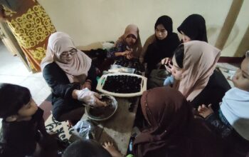 Suasana puasa Ramadan ke 18 yang diguyur hujan deras disertai angin kencang tidak menyurutkan semangat belajar anak-anak di Kampus Lorong K-Apel