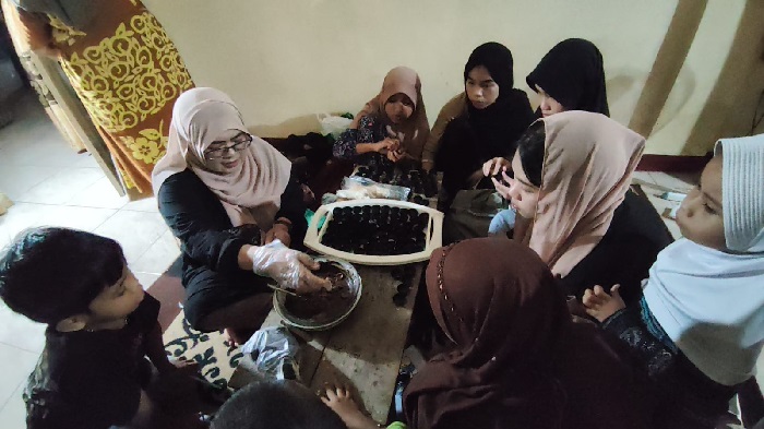 Suasana puasa Ramadan ke 18 yang diguyur hujan deras disertai angin kencang tidak menyurutkan semangat belajar anak-anak di Kampus Lorong K-Apel