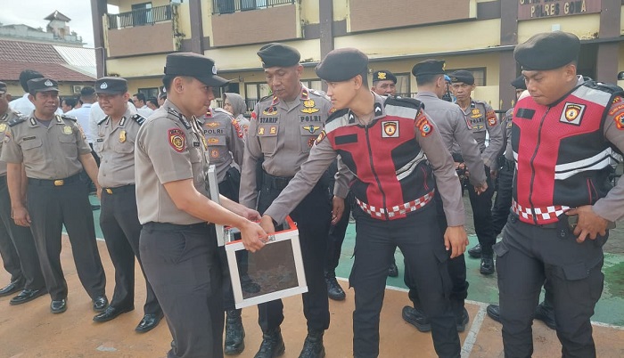 Dengan semangat kebersamaan, personel Polres Gowa galang dana sosial untuk membantu anggota yang membutuhkan
