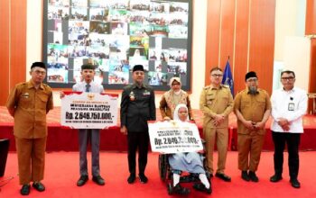 Gubernur Sulsel serahkan beasiswa Rp5 miliar untuk 3.400 murid SLB (Sekolah Luar Biasa) se Sulawesi Selatan.