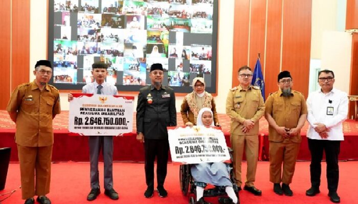Gubernur Sulsel Serahkan Beasiswa Rp5 Miliar Untuk 3.400 Murid SLB