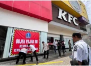 Gerai cepat saji KFC Bone tunggak pajak daerah selama empat bulan sebesar Rp100 juta. Pemkab Bone pasang spanduk peringatan