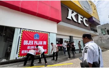 Gerai cepat saji KFC Bone tunggak pajak daerah selama empat bulan sebesar Rp100 juta. Pemkab Bone pasang spanduk peringatan