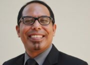 Sore itu lorong terasa hidup seperti biasa. Anak-anak masih berlarian, beberapa bapak duduk santai di kursi plastik depan markas K-apel