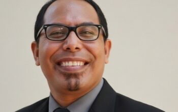 Sore itu lorong terasa hidup seperti biasa. Anak-anak masih berlarian, beberapa bapak duduk santai di kursi plastik depan markas K-apel