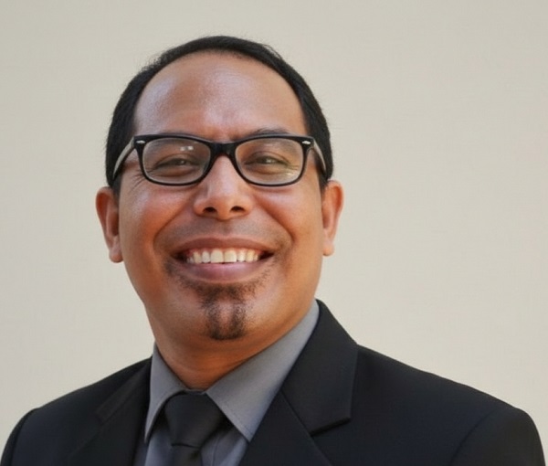 Sore itu lorong terasa hidup seperti biasa. Anak-anak masih berlarian, beberapa bapak duduk santai di kursi plastik depan markas K-apel